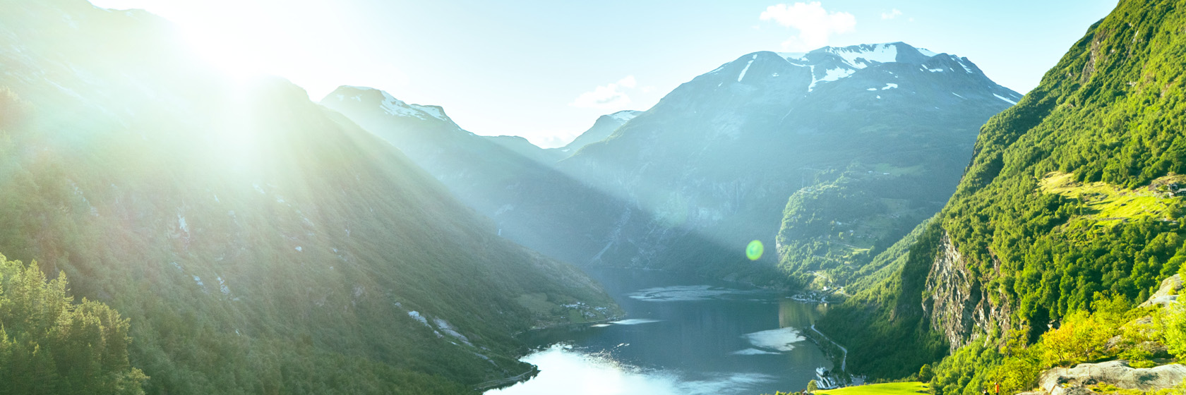 Geirangerfjorden med solsken och dalg�ng, Norge.