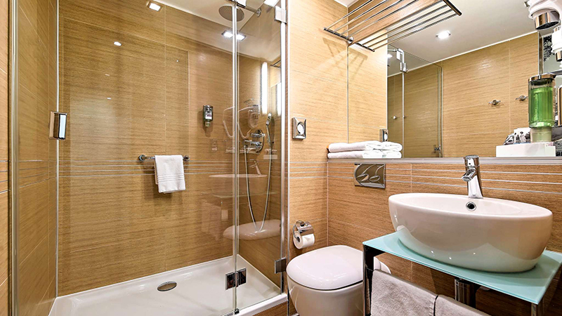 Bradrum med badkar, toalett och handfat i modern stil- Mercure Gdansk Stare Miasto