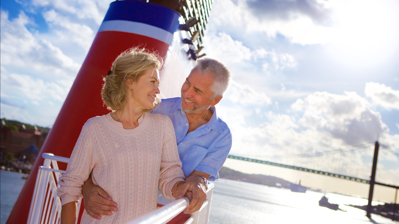 Man och kvinna vid relingen p ver dck ombord p Stena Lines frja.